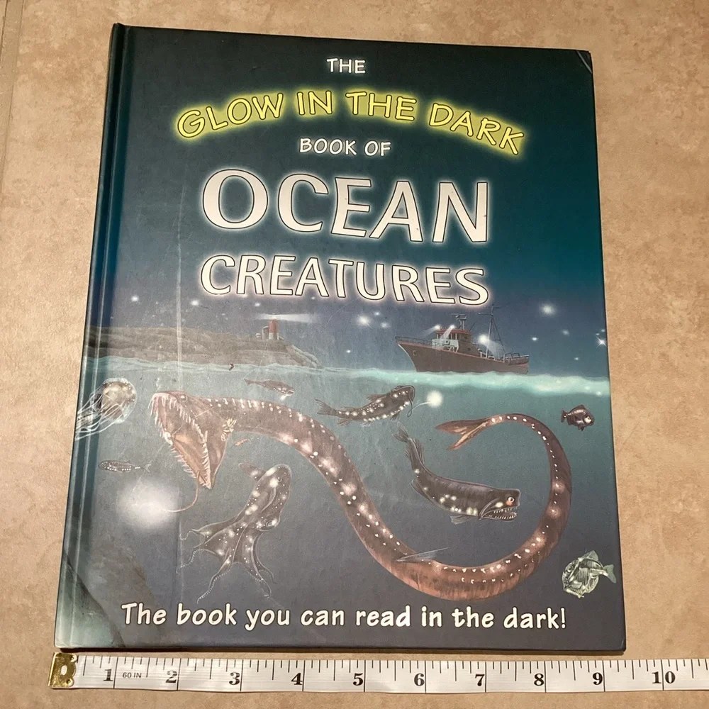 The Glow in the Dark Book of Ocean Creatures by Nicholas Harris - Picture 2 of 7